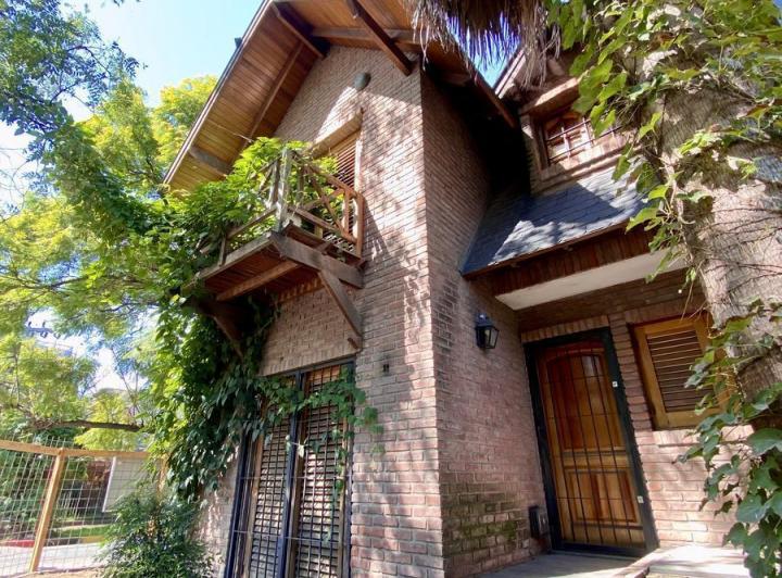 Casa · 220m² · 4 Ambientes · 2 Cocheras