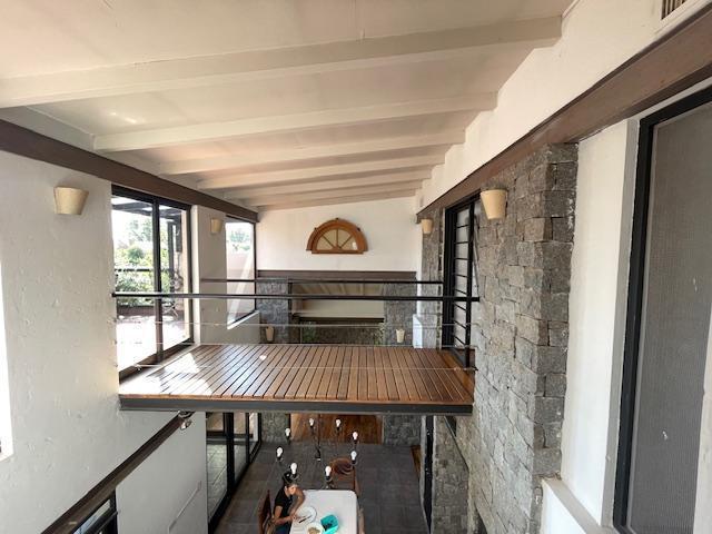 Casa · 300m² · 6 Ambientes · 2 Cocheras