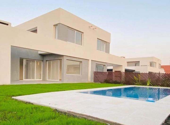Casa · 120m² · 4 Ambientes · 4 Cocheras