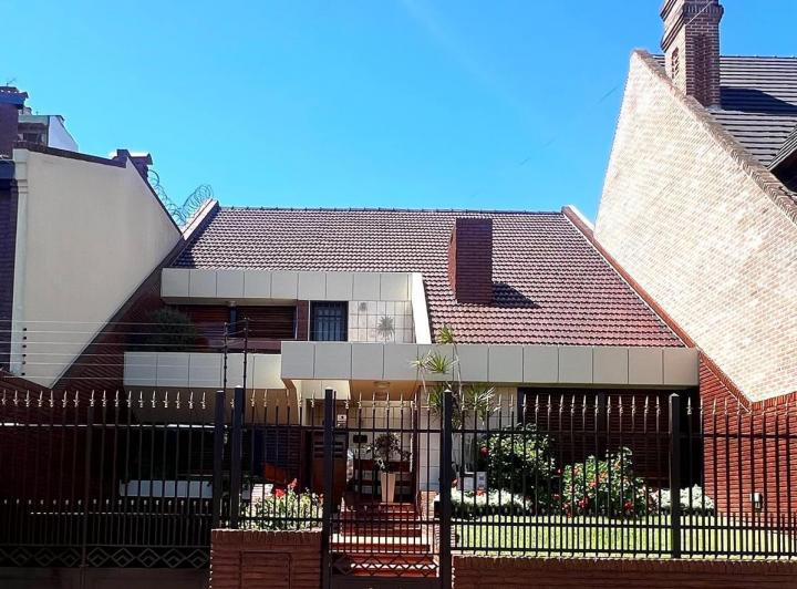 Casa · 327m² · 5 Ambientes · 3 Cocheras
