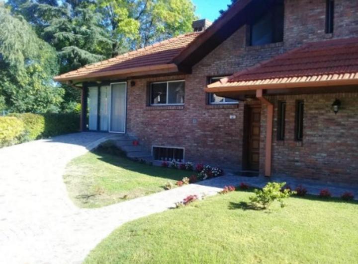 Casa · 270m² · 4 Ambientes · 2 Cocheras