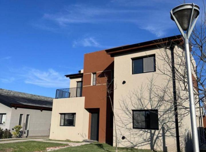 Casa · 181m² · 5 Ambientes · 2 Cocheras