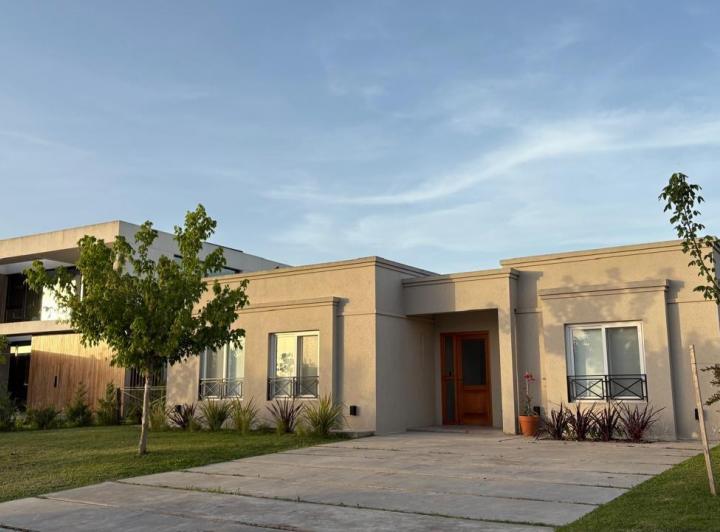 Casa · 206m² · 7 Ambientes · 2 Cocheras