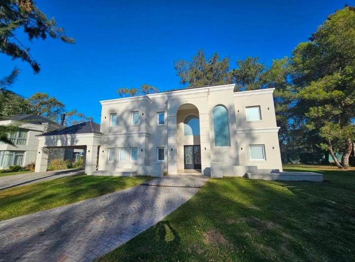 Casa · 345m² · 6 Ambientes · 3 Cocheras