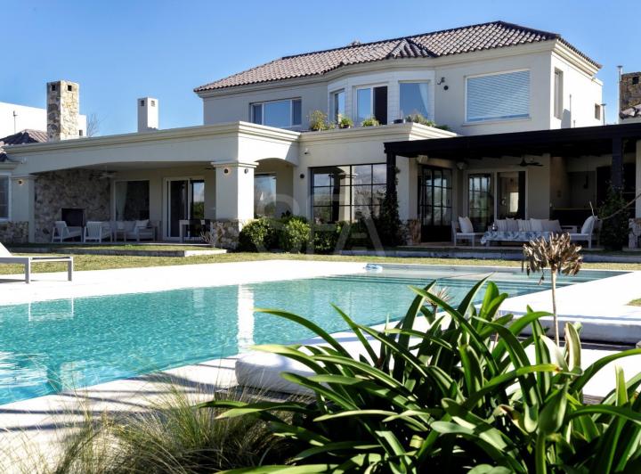 Casa · 460m² · 6 Ambientes · 2 Cocheras