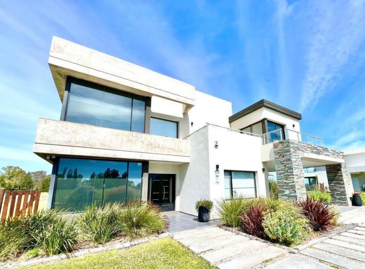 Casa · 336m² · 6 Ambientes · 2 Cocheras