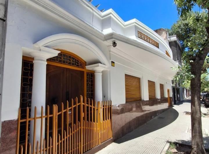Casa · 216m² · 4 Ambientes · 1 Cochera