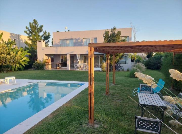 Casa · 250m² · 4 Ambientes · 4 Cocheras