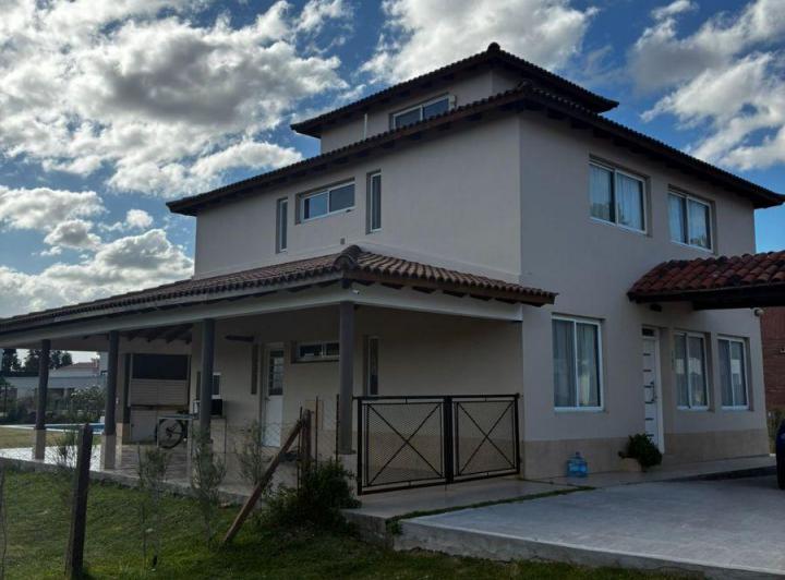 Casa · 1270m² · 6 Ambientes · 5 Cocheras