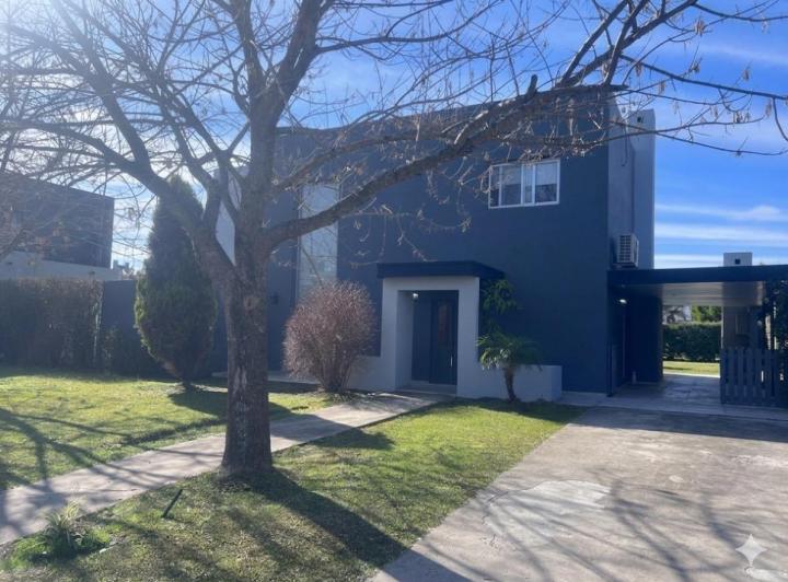 Casa · 250m² · 5 Ambientes · 3 Cocheras