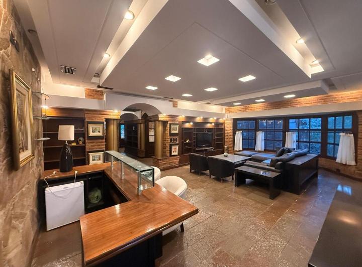 Casa · 600m² · 6 Ambientes · 9 Cocheras