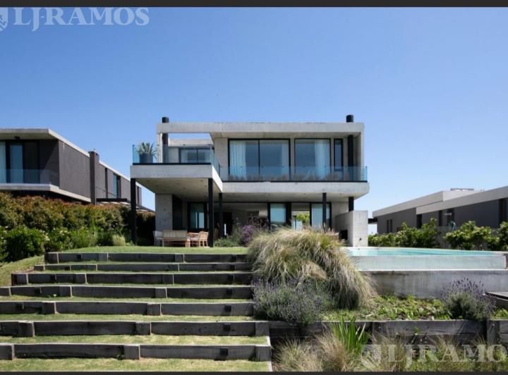 Casa · 6 Ambientes · 2 Cocheras
