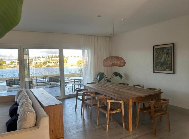 Casa · 500ha · 8 Ambientes · 2 Cocheras