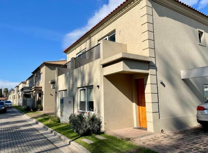 Casa · 106m² · 4 Ambientes · 1 Cochera