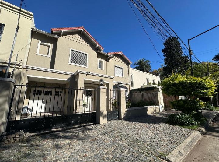 Casa · 378m² · 7 Ambientes · 2 Cocheras