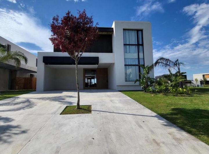 Casa · 400m² · 6 Ambientes · 2 Cocheras