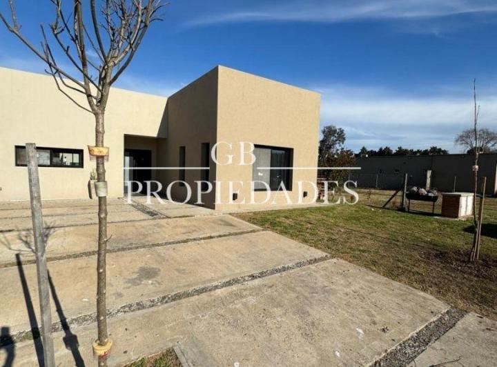 Casa · 140m² · 4 Ambientes · 2 Cocheras