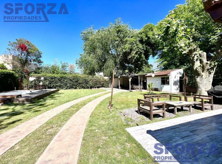 Casa · 180m² · 5 Ambientes · 3 Cocheras