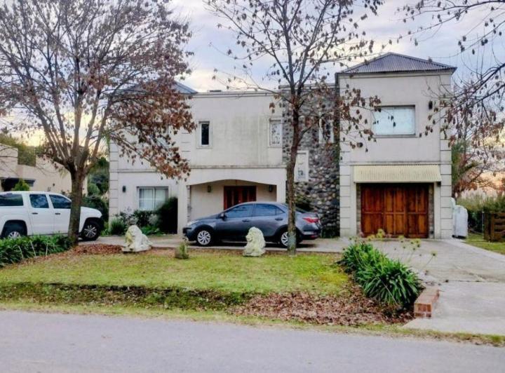 Casa · 325m² · 7 Ambientes · 3 Cocheras