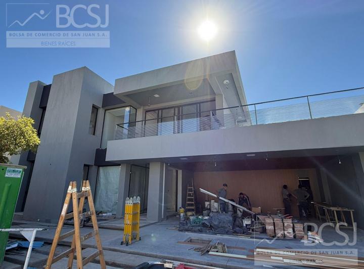 Casa · 245m² · 4 Dormitorios · 3 Cocheras
