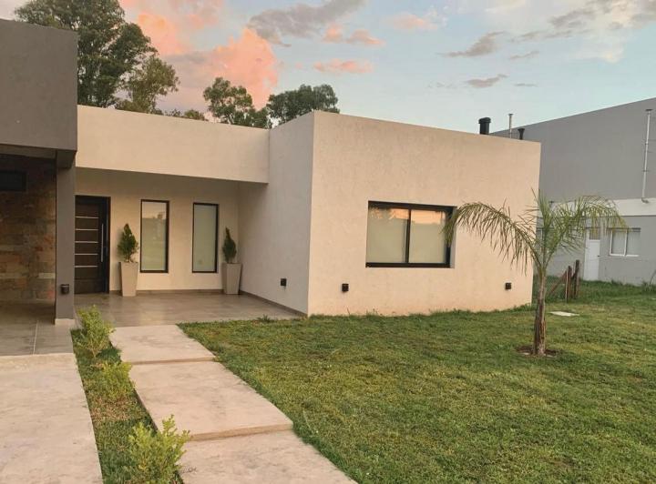 Casa · 200m² · 4 Ambientes · 2 Cocheras