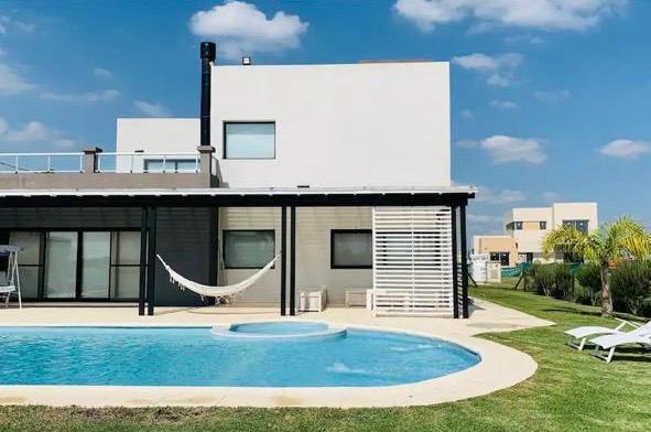 Casa · 435m² · 7 Ambientes · 4 Cocheras