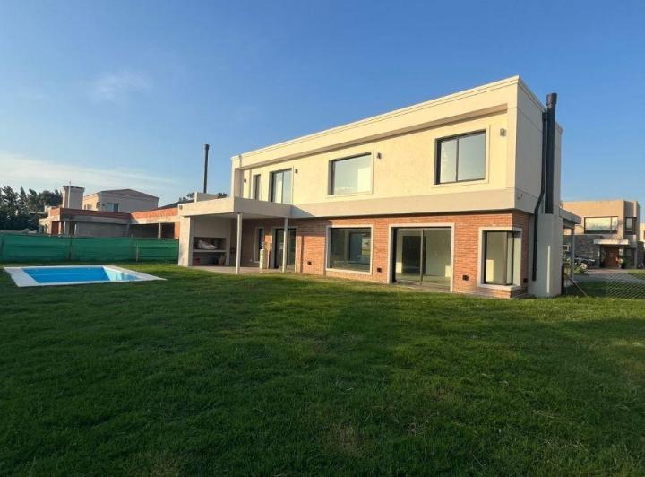 Casa · 160m² · 5 Ambientes · 2 Cocheras