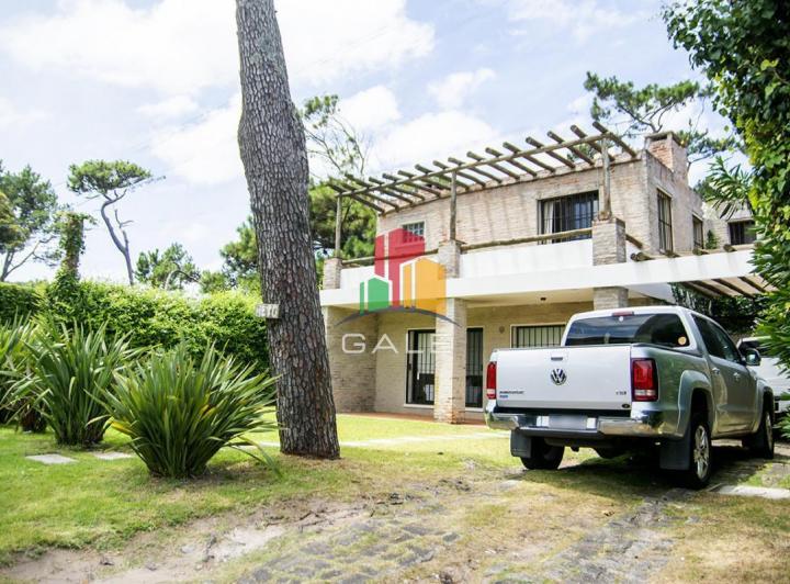 Casa · 674m² · 6 Ambientes · 1 Cochera