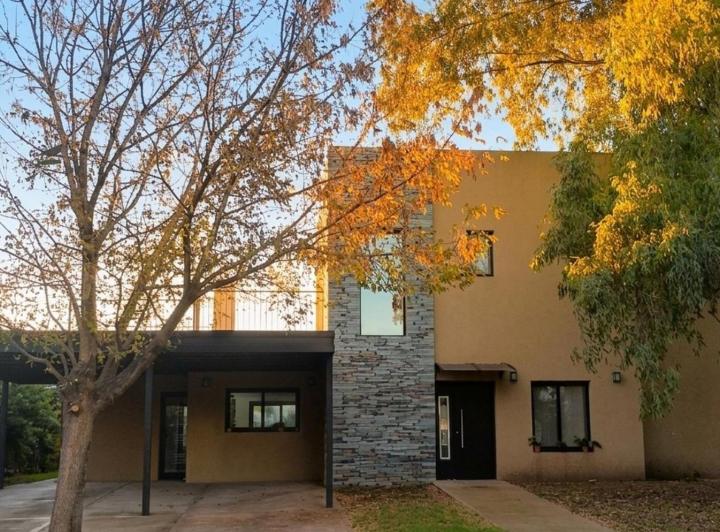 Casa · 182m² · 5 Ambientes · 4 Cocheras
