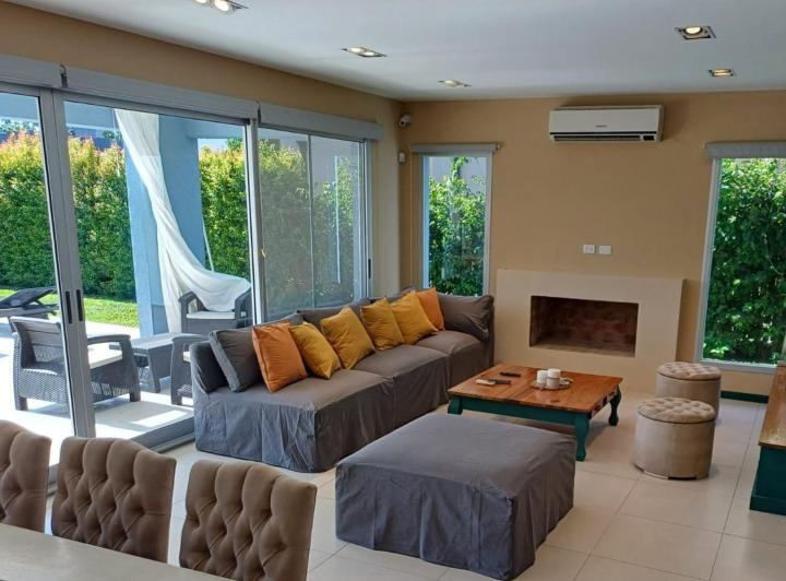 Casa · 270m² · 5 Ambientes · 5 Cocheras