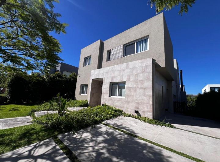 Casa · 230m² · 7 Ambientes · 4 Cocheras