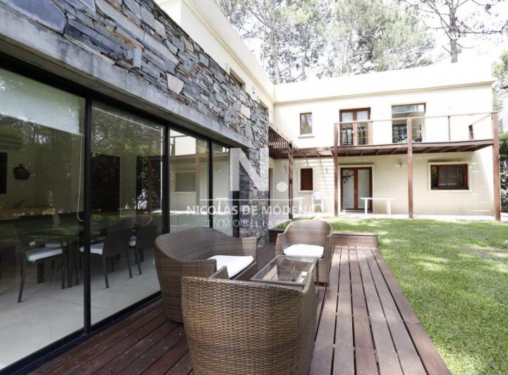 Casa · 1135m² · 5 Ambientes · 1 Cochera