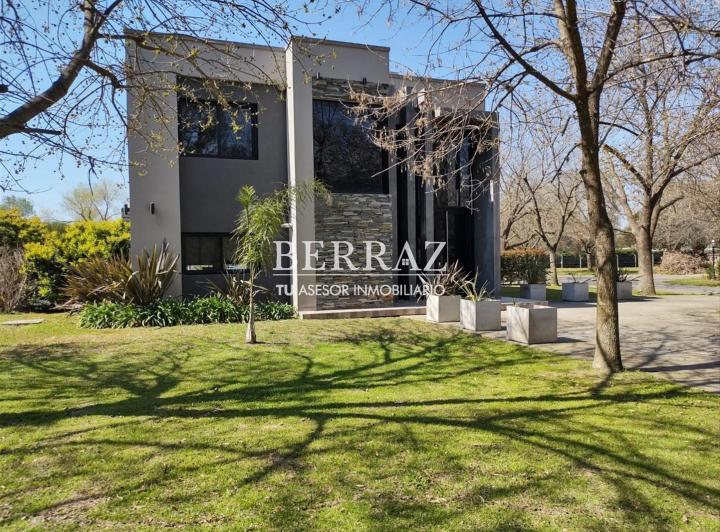 Casa · 320m² · 6 Ambientes · 1 Cochera