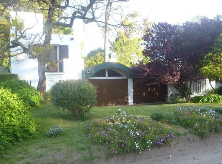 Casa · 280m² · 6 Ambientes · 4 Cocheras