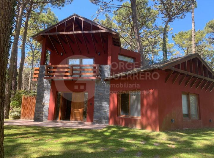 Casa · 855m² · 4 Dormitorios