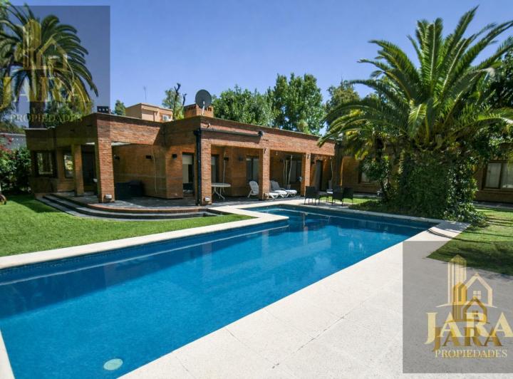 Casa · 300m² · 7 Ambientes · 2 Cocheras