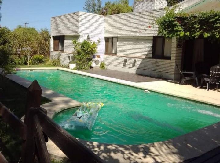 Casa · 250m² · 5 Ambientes · 2 Cocheras