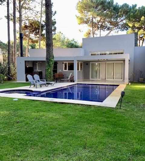 Casa · 220m² · 6 Ambientes · 2 Cocheras
