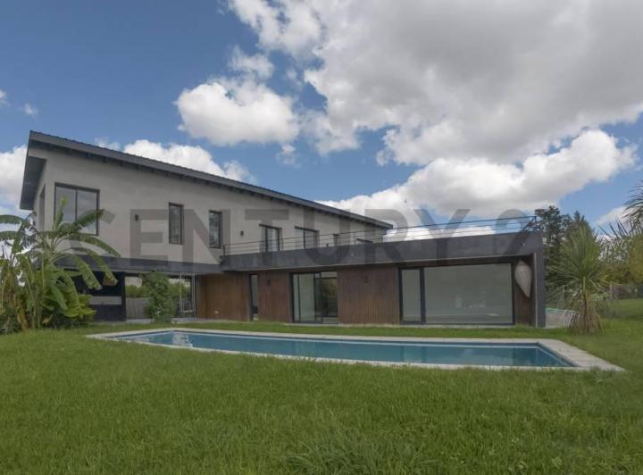 Casa · 240m² · 5 Ambientes · 2 Cocheras