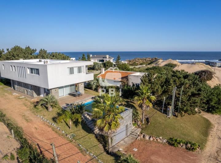 Casa · 422m² · 4 Ambientes · 1 Cochera