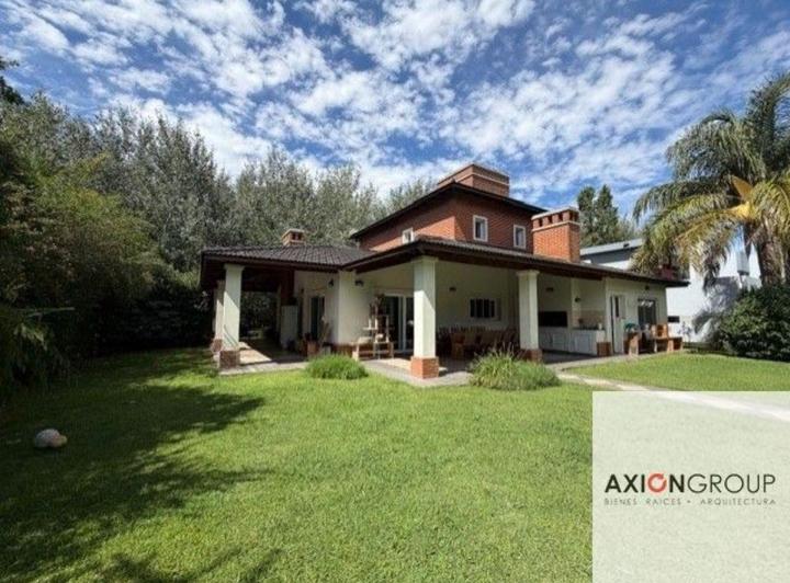Casa · 220m² · 5 Ambientes · 2 Cocheras