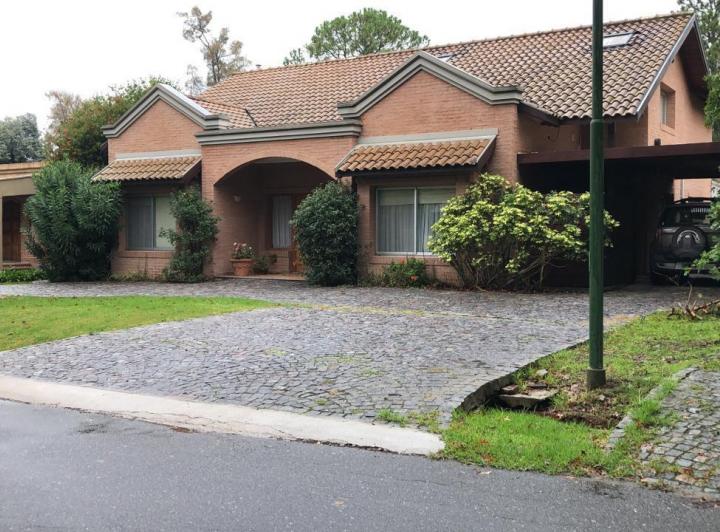 Casa · 300m² · 5 Ambientes · 4 Cocheras