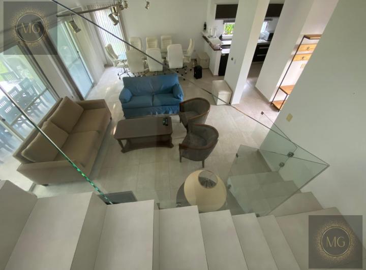 Casa · 250m² · 5 Ambientes · 2 Cocheras