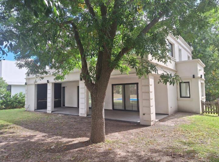 Casa · 250m² · 3 Dormitorios · 2 Cocheras