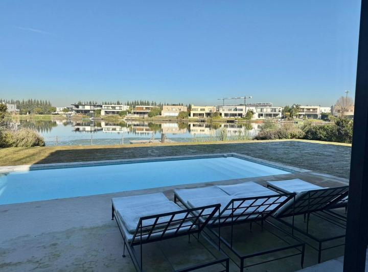 Casa · 423m² · 5 Ambientes · 1 Cochera