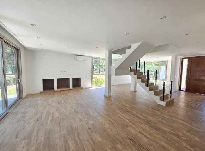 Casa · 320m² · 7 Ambientes · 2 Cocheras