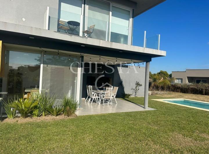Casa · 216m² · 6 Ambientes · 1 Cochera