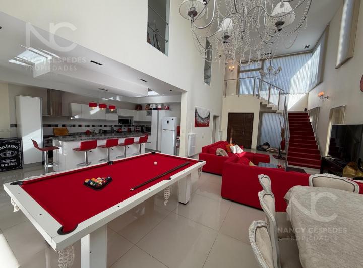 Casa · 360m² · 5 Ambientes · 2 Cocheras