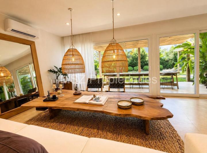 Casa · 230m² · 6 Ambientes · 1 Cochera