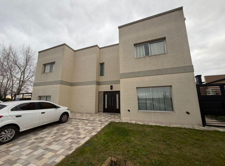 Casa · 200m² · 4 Ambientes · 1 Cochera